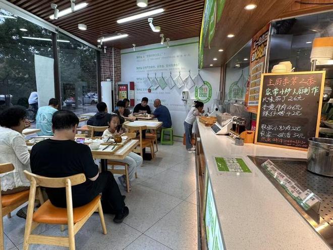 区食堂成年轻人“新厨房”｜夏日经济青观察pg电子平台高温催生新就餐方式 北京社(图2)